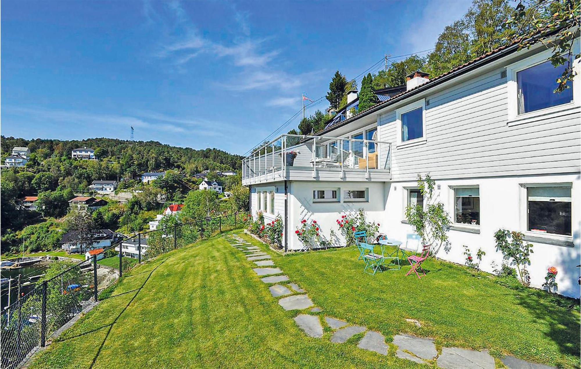 Cozy Apartment In Straumsgrend With Kitchen Bergen Exterior photo